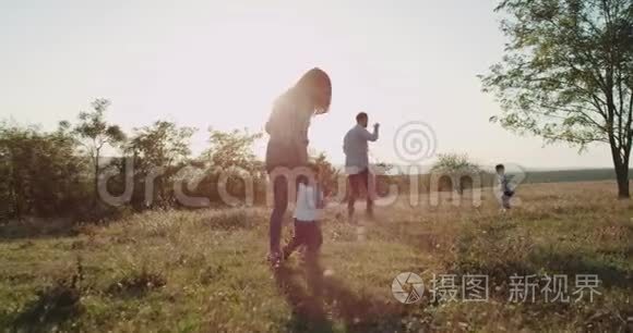 在大自然的家庭时光，一起玩耍，两个小男孩，妈妈和爸爸度过了美好的时光。