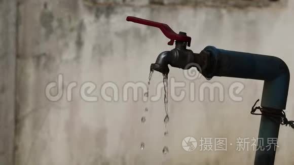 水从旧的水龙头里慢慢地漏出来视频