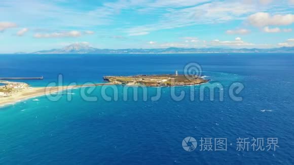 空中观景。 直布罗陀海峡，从塔里法港看到。 在后台可以看到摩洛哥..