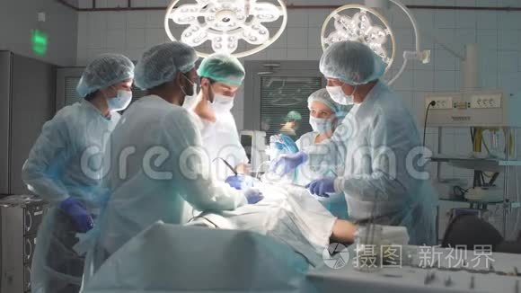 一组执业外科医生和医生观察一位著名外科医生的熟练操作