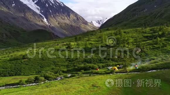 Maelifell营地的人们在日出日落时在阿尔泰的青山附近用帐篷露营，冰岛自然