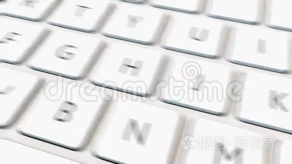 白色电脑键盘和红色邀请键视频