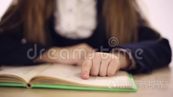 女学生读一本书