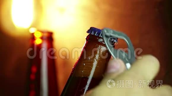 男人打开一瓶带泡沫的新鲜啤酒