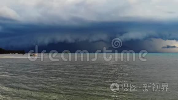 波涛汹涌的海面上乌云密布. 在苏梅岛附近的雨季，厚厚的蓝云漂浮在海面上