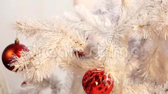 白色圣诞树，红色玻璃球