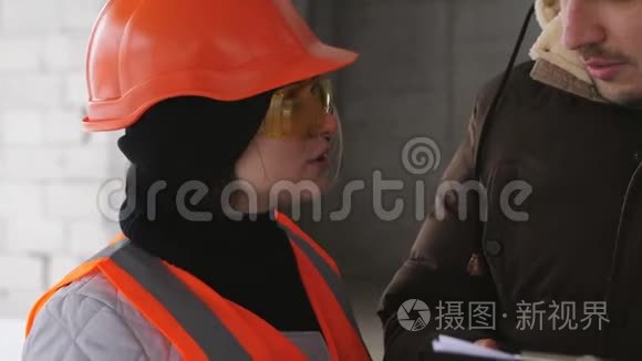 集团工程师和建筑师讨论建筑方案，需要购买新材料。 冬季建筑