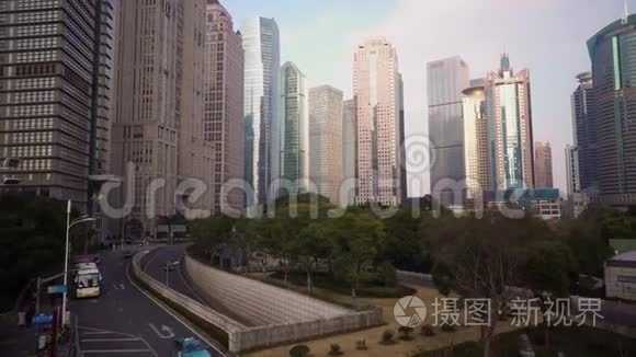 浦东地区有树木和道路被摩天大楼包围的公园。 中国上海