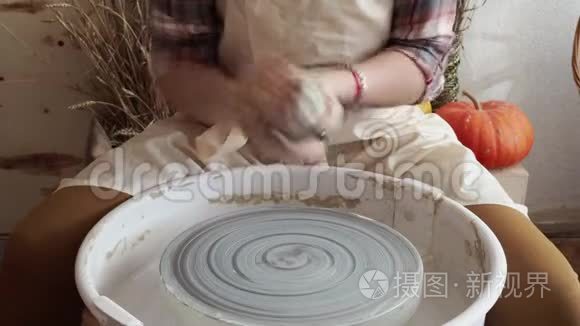陶工妇女在陶器作坊里揉粘土视频