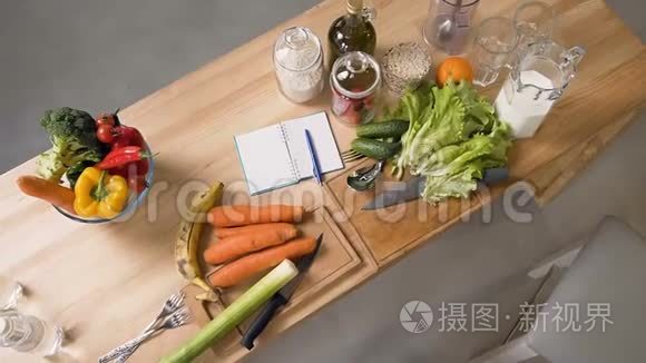 家庭厨房木制桌子上的蔬菜和水果的俯视图。 均衡饮食饮食烹饪和健康生活方式