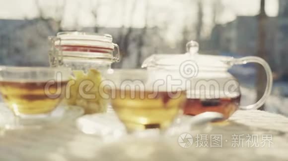 新鲜空气中水果茶的静物视频