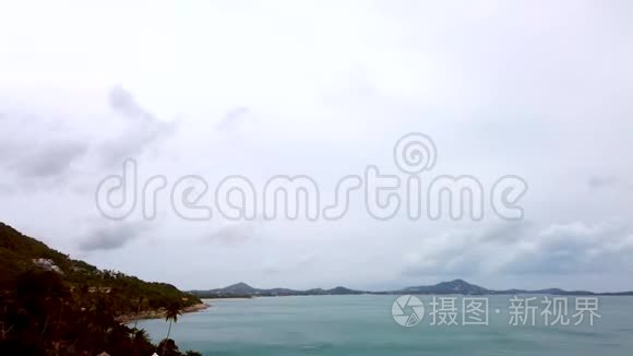 移动时间流逝视频与海岸和移动的天空