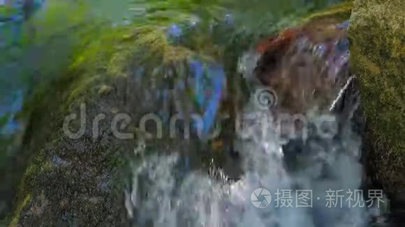 水顺着岩石流下来视频