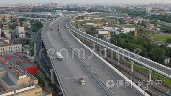 穿越原工业区的新公路的鸟瞰图视频