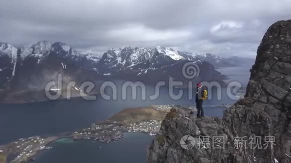 台湾群岛风景秀丽的洛佛顿群岛风光，山顶上男性徒步旅行者的空中镜头