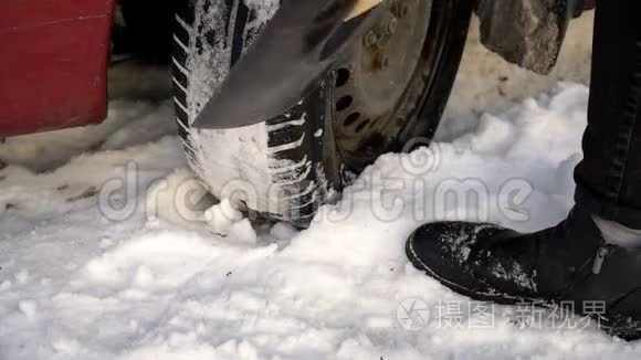 一个人从车里跑出来把雪清除视频