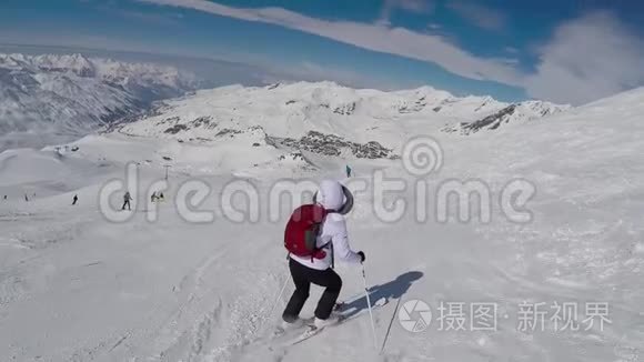 冬季高山坡上困难的老女人滑雪视频
