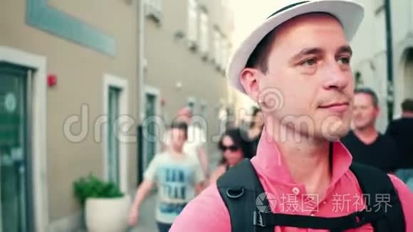 戴帽子的男旅行者沿着旅游街走视频