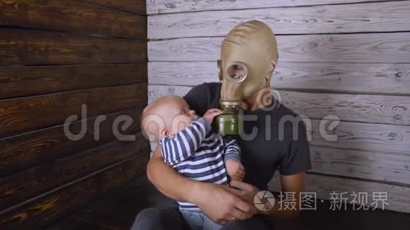 戴防毒面具的孩子和父亲视频