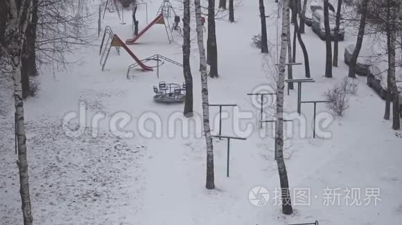 俄罗斯传统庭院的雪景