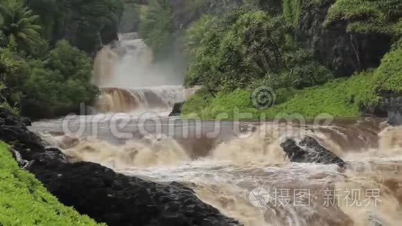 七大圣水池爆发洪水视频