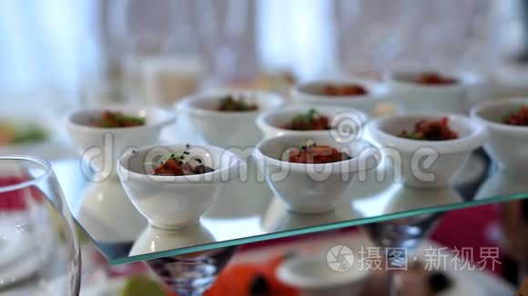 装饰精美的餐饮宴会桌上，配有不同的食品小吃和企业开胃菜