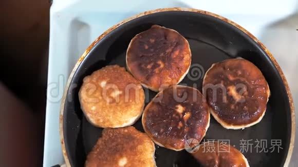 加黄油炸肉馅饼的煎锅特写视频