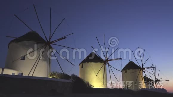 米科诺斯岛上古老风车的日落镜头