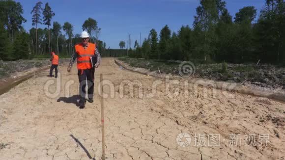 工程师检查道路水平视频