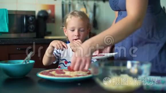 小女孩把沙拉米片放在披萨基地视频