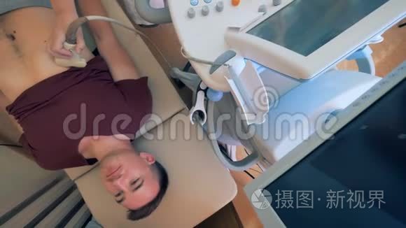 男性病人的超声波治疗视频