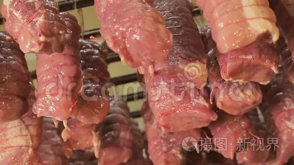 与食物线相连的生肉片，用于工业烤箱烘烤