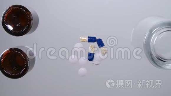 在玻璃桌下用药片和药物治疗视频