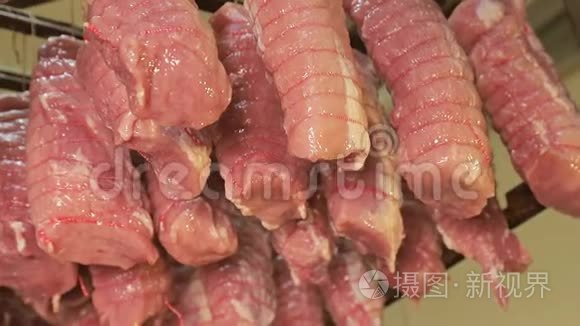 与食物线相连的生肉片，用于工业烤箱烘烤