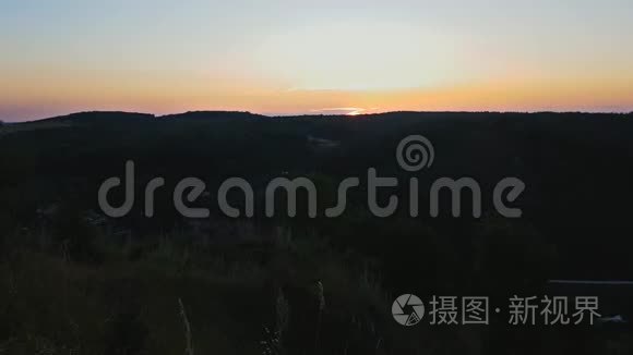 温暖的夏日阳光透过野草的田野照耀。 在夕阳的余晖下，把草地上的花收起来。 五彩缤纷的大自然