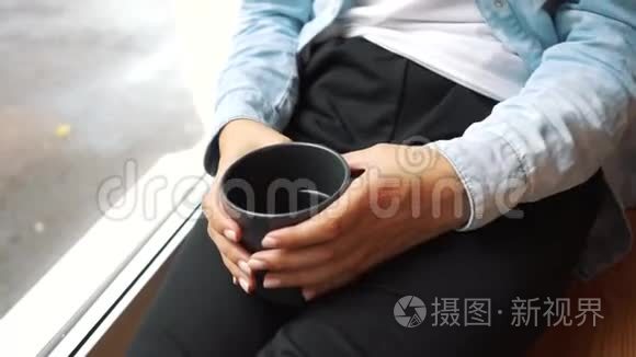 布鲁内特女士在窗口喝咖啡视频