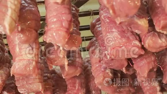 与食物线相连的生肉片，用于工业烤箱烘烤