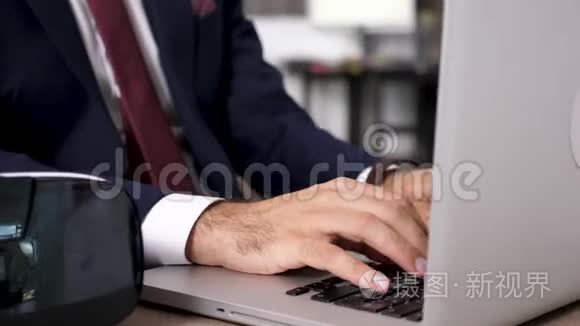 Businesman手在笔记本电脑键盘上打字