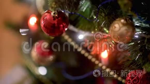用球和花环装饰的节日圣诞树的特写