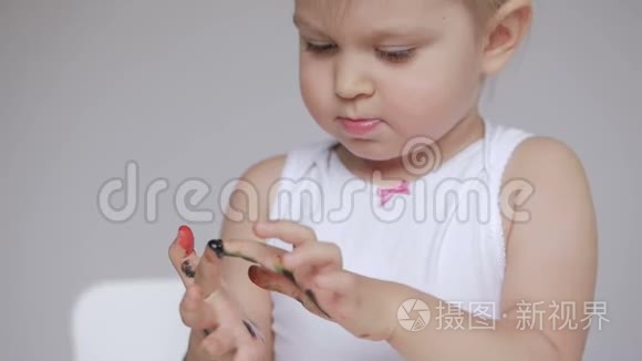 一个小女孩在画画时弄脏了她的手。 水彩画手的特写