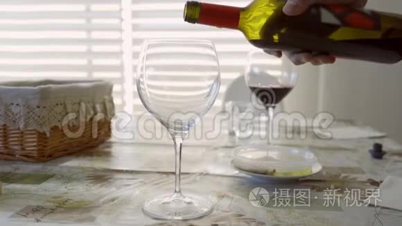 把红酒倒进杯子里