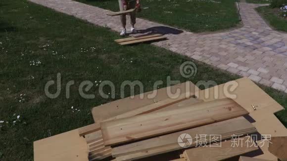 户外的女人分类木板视频