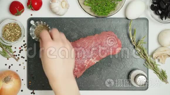 厨房里有香料的肉片视频