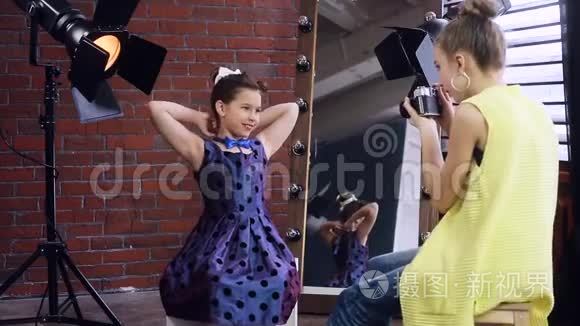 儿童摄影师与年轻模特合影视频