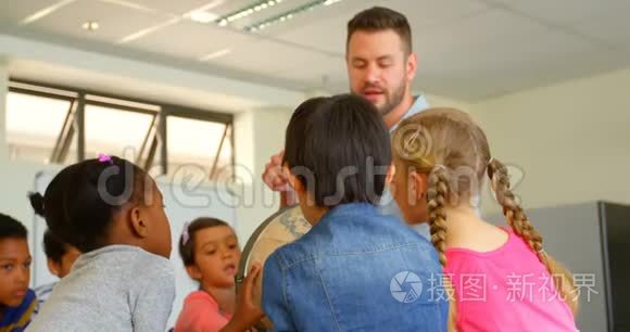 白人男教师在4k教室教他的孩子有关地球的知识