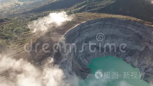 依根火山附近有云的美丽火山景观和酸性湖泊的鸟瞰图