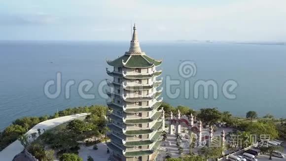 海岸边有大门的鸟瞰佛寺宝塔视频