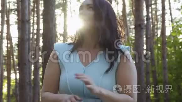 女人从森林里的昆虫中挥手视频