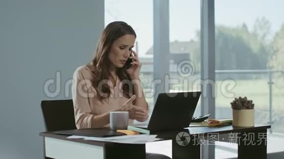 商业女性使用手机。 集中自由职业者的电话。