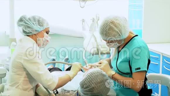 使用消毒设备进行手术的牙医。 牙医的肖像。 牙科椅上的病人。 牙科
